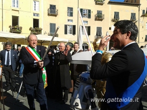 Scaramuccia per gioco tra il sindaco di Lucca Alessandro Tambellini e il presidente della Provincia di Lucca Stefano Baccelli